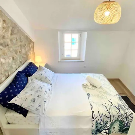Stone House Bratus - Steps From The Appartement